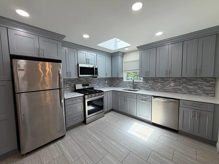 557B Plainview Rd — Photo 1