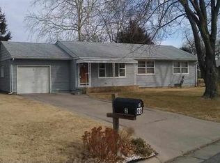 2 Meadowlark Ln, Hutchinson, KS 67502
