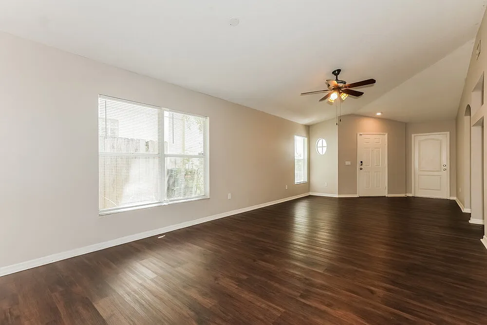 3 bed, 2.0 bath, 1299 sqft, $2,105 — Photo 3