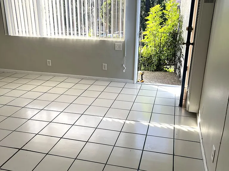 5365 Huntington Dr N — Photo 3