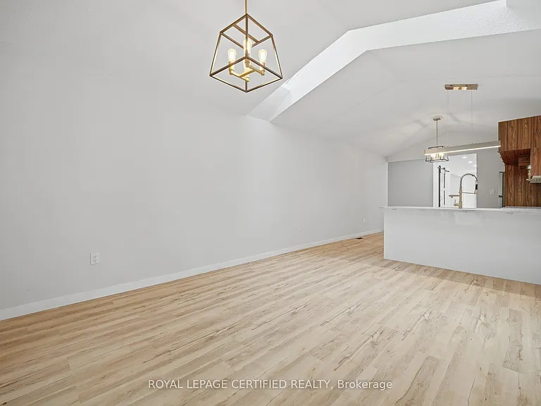 5759 Robinson St — Photo 20