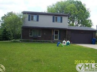 1125 Queens Dr, Oxford, MI 48371