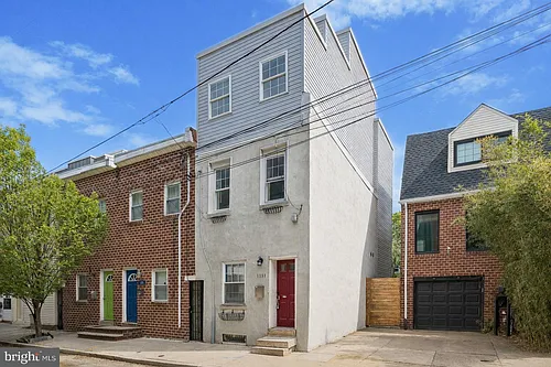 1359 Crease St Photo 1