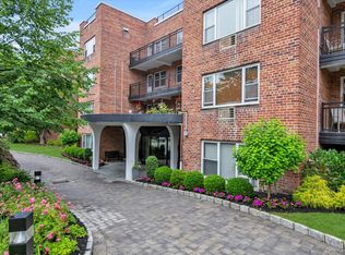 25 Chapel Pl APT 3N, Great Neck, NY 11021