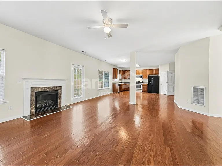1010 Golden Crest Dr — Photo 8