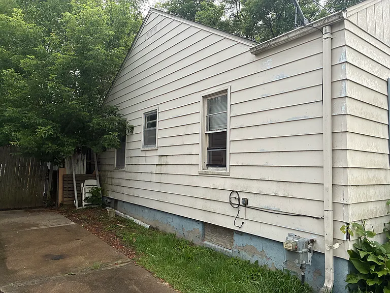 1141 Victoria Ave — Photo 7