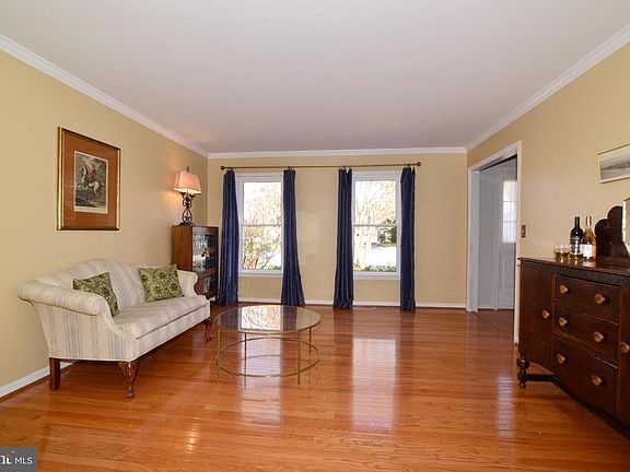 Living room with lovely crown molding.