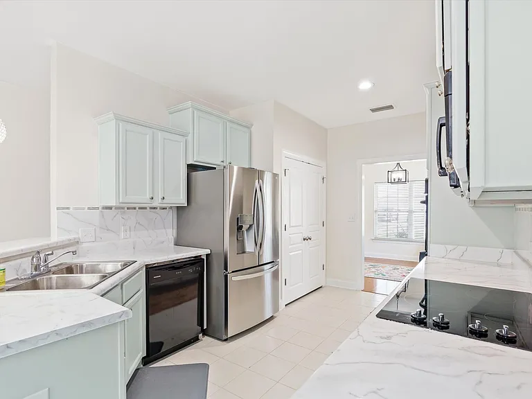 7899 Park Place Dr N — Photo 10