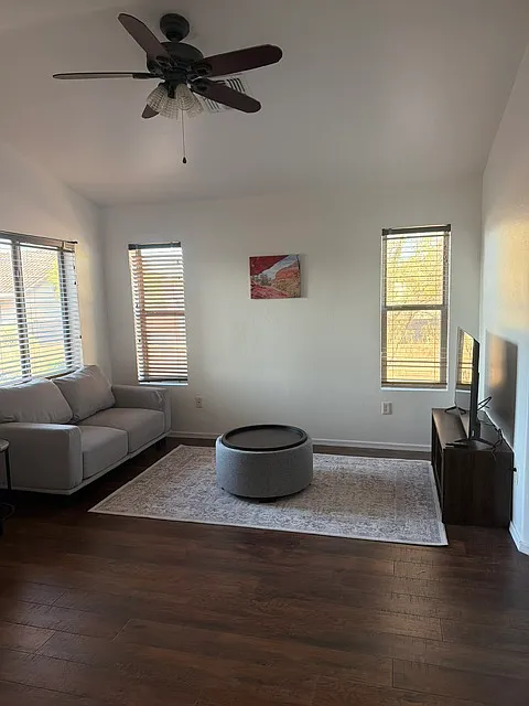 3 bed, 2042 sqft, $1,200 — Photo 2