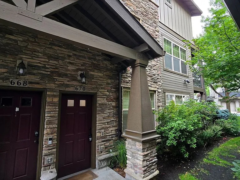 670 NE Roydon Ln — Photo 1