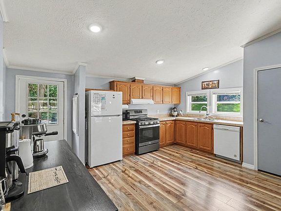 4th image of 1695 Quaker Ave