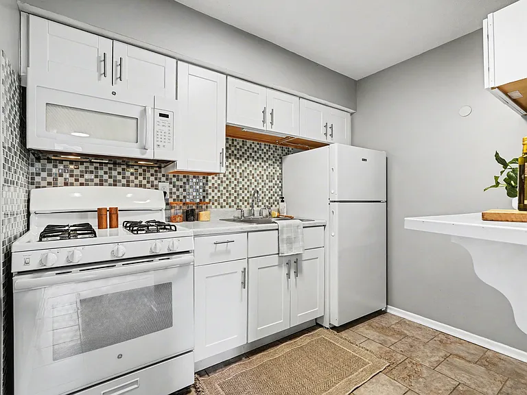2721 Madelyn Dr SW — Photo 3