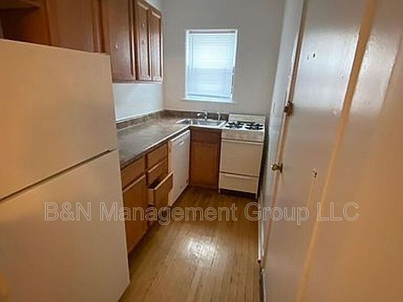 4th image of 1057 W Dakin St #1