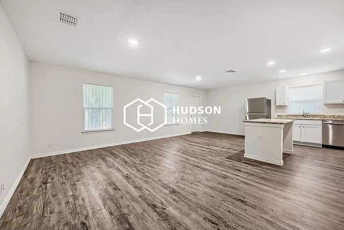 3 bed, 2.0 bath, 1298 sqft, $1,449 — Photo 4