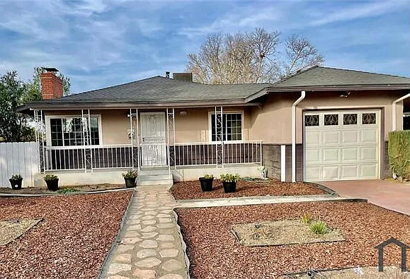 1135 E Saginaw Way