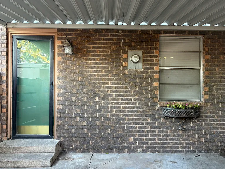 930 Manor Mall — Photo 14