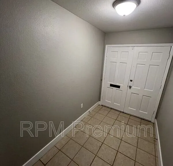 464 Wilton Dr — Photo 5