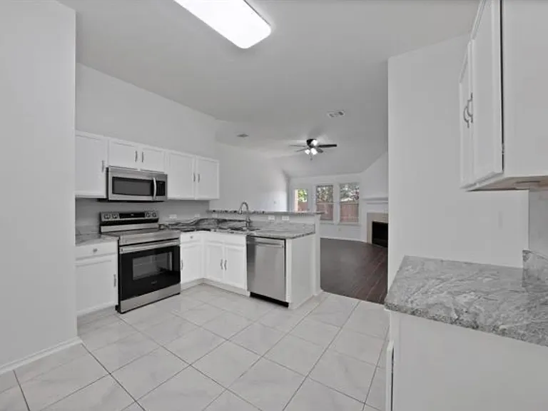 1002 Manassas Dr — Photo 10