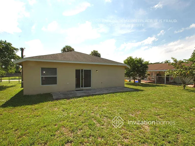 1660 E Breezy Ln — Photo 7