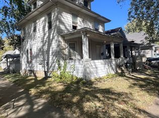 832 W 1st St, Waterloo, IA 50701