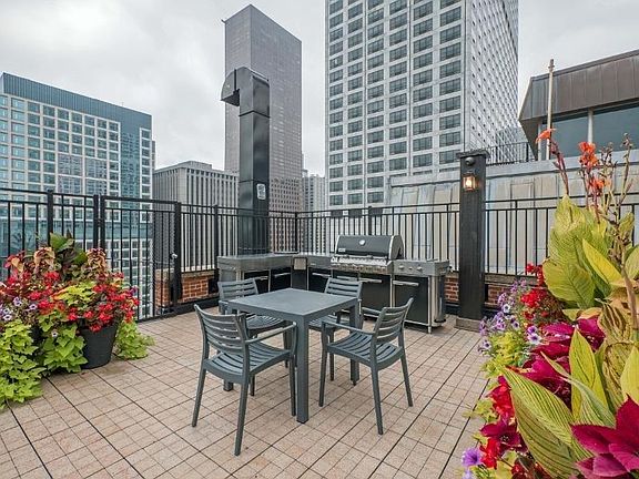 5th image of 201 E Chestnut St #2101