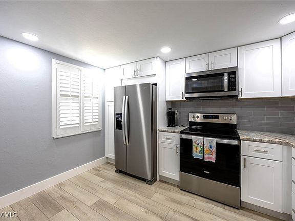 5th image of 4012 SE 19th Ave #103