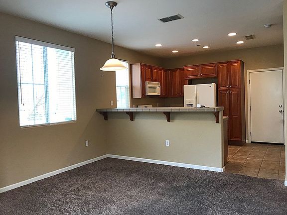 3rd image of 601 Dante Cir