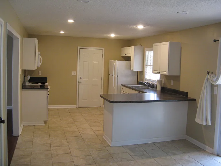 600 Larry Dr — Photo 8