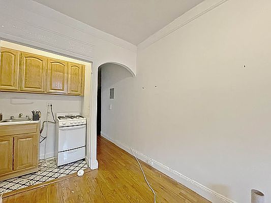 3rd image of 335 W 19th St APT D5
