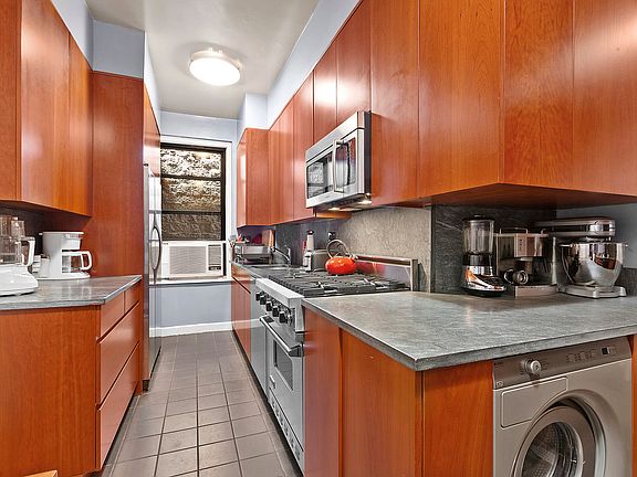 4th image of 129 E 82nd St #5C