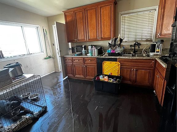 2nd image of 1609 Saint W #166