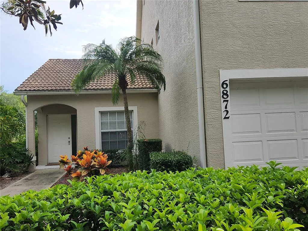 2 bed, 2.0 bath, 1352 sqft, $2,000 — Photo 2
