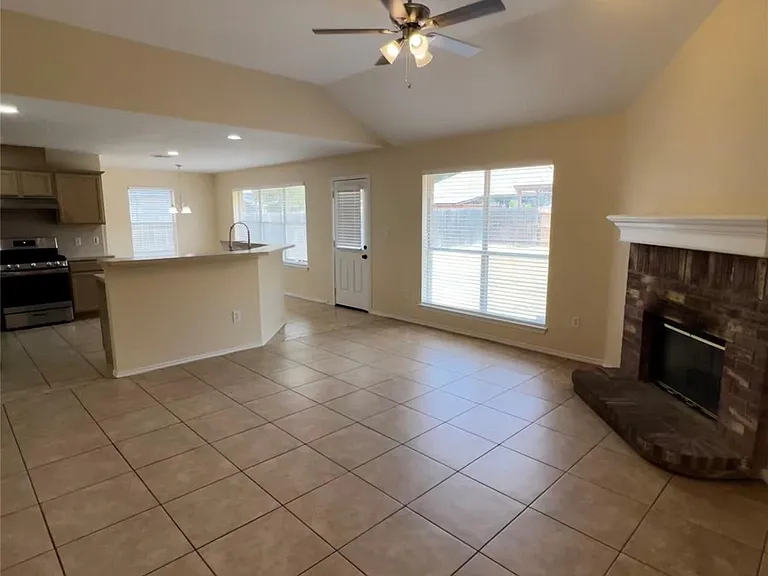 1210 Canna Lily Ln — Photo 2