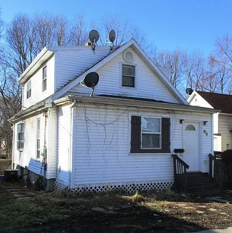 3 bed, 1215 sqft, $1,380 — Photo 1