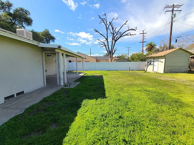 686 Courtland Dr — Photo 16