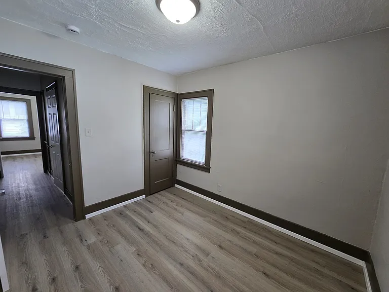947 Newton St — Photo 14