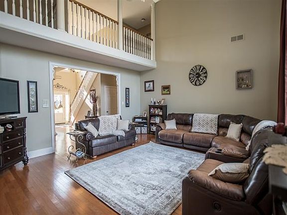 3rd image of 1549 Courtfield Ln