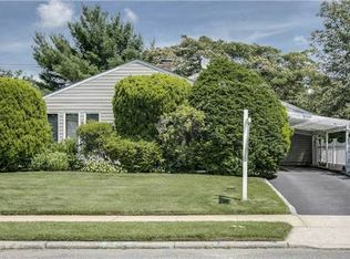 207 Southwood Cir, Syosset, NY 11791