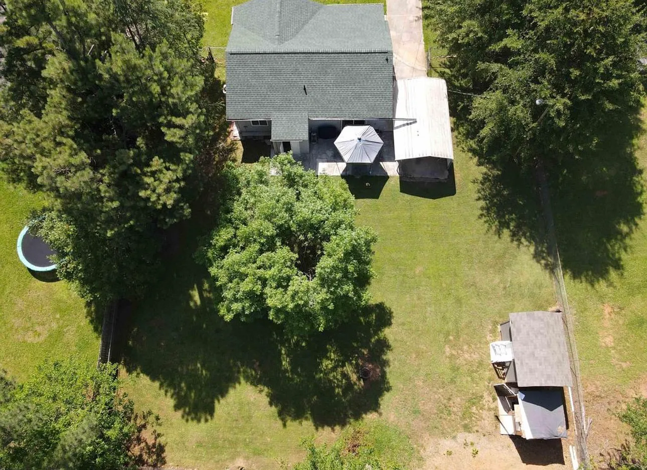 3 bed, 1.5 bath, 1005 sqft, $2,200 — Photo 2