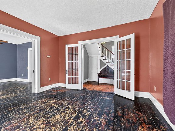 5th image of 413 E Brown Ave
