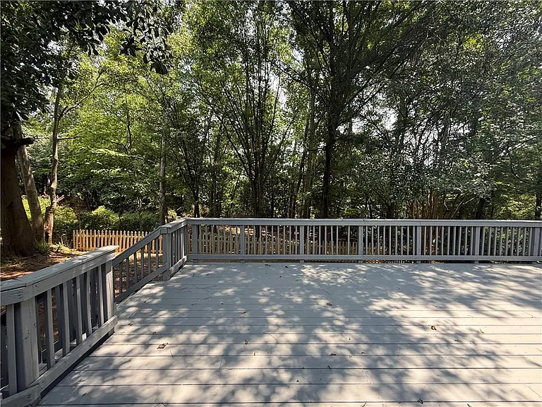 2404 Elmwood Cir SE — Photo 11