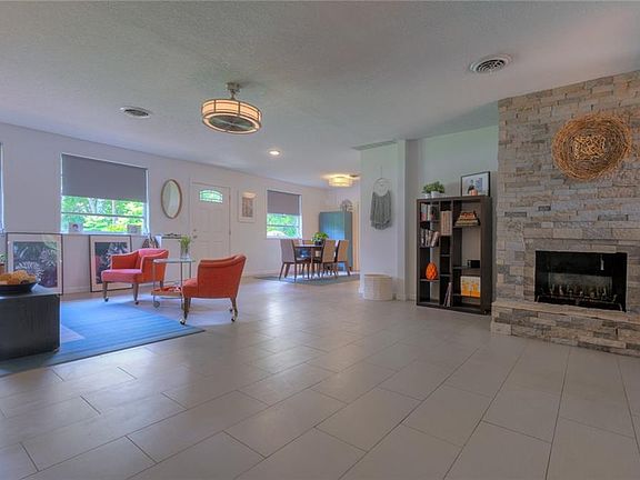 3rd image of 535 W Florence Ave