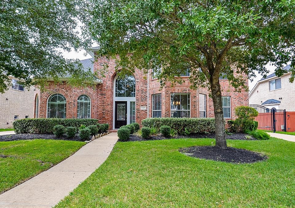 Lovely brick home in the Master planned Community of Lakes On Eldridge North which is near Houston's Energy Corridor with two sets of bay windows in the front.