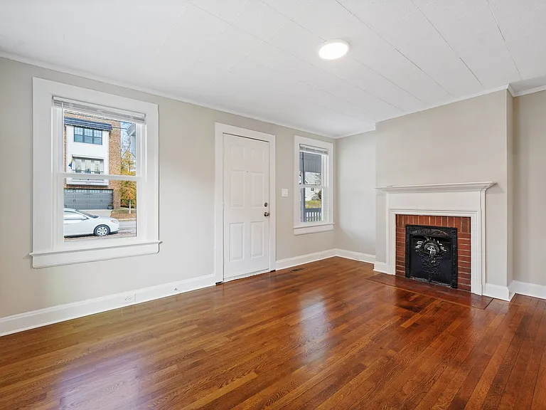 215 W Geer St — Photo 4