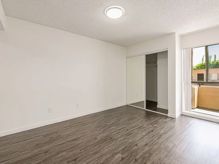1725 Grismer Ave — Photo 36