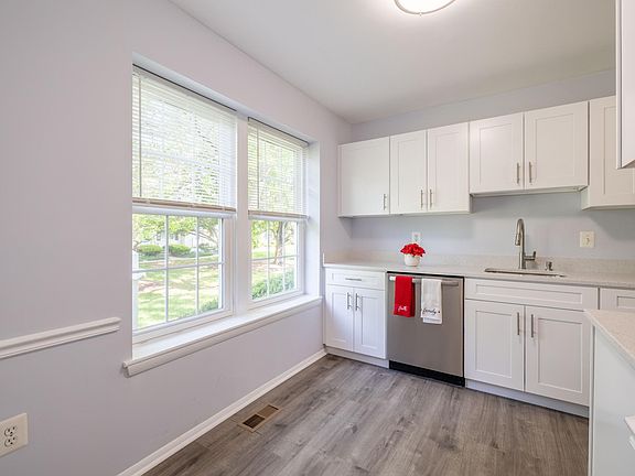 5th image of 7006 Roslyn Ave