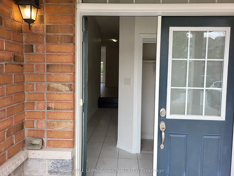 715 Agnew Cres #UPPER — Photo 2