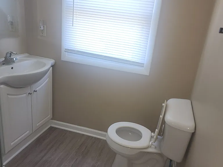 907 Greenview Ave — Photo 4