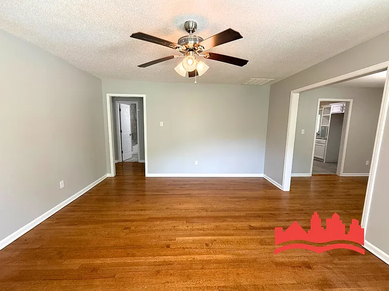 4960 Sherry Dr — Photo 4
