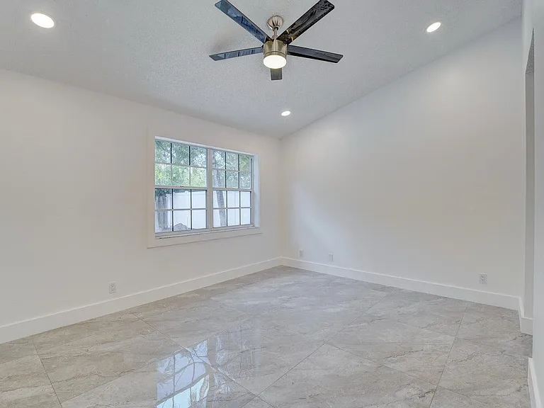 10791 SW 10th Pl — Photo 3